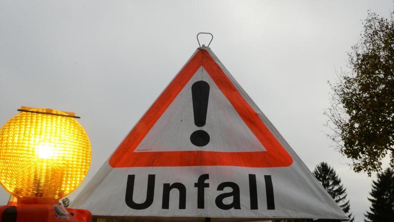 Ein Warndreieck mit der Aufschrift "Unfall" steht auf der Straße. Foto: Patrick Seeger/dpa/Archivbild Ein Warndreieck mit der Aufschrift "Unfall" steht auf der Straße. Foto: Patrick Seeger/dpa/Archivbild