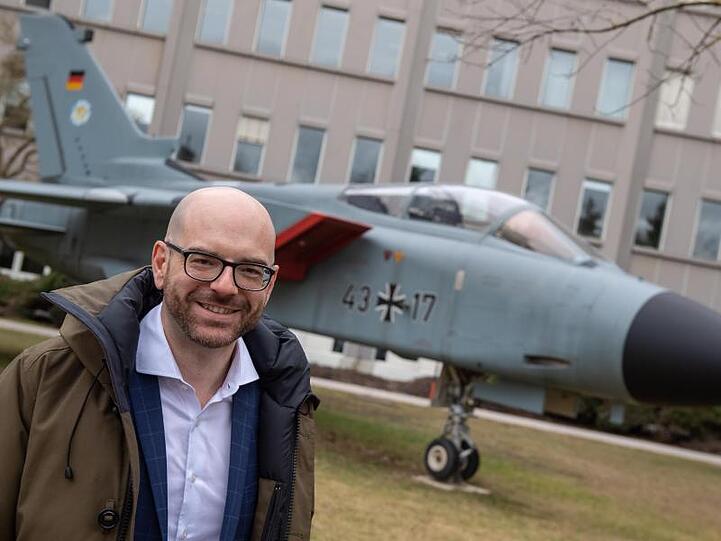 Thomas Pretzl, Gesamtbetriebsratsvorsitzender bei Airbus Defence and Space, steht vor einem Tornado-Kampfflugzeug auf dem Firmengelände in München.