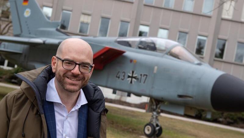 Thomas Pretzl, Gesamtbetriebsratsvorsitzender bei Airbus Defence and Space, steht vor einem Tornado-Kampfflugzeug auf dem Firmengelände in München. Thomas Pretzl, Gesamtbetriebsratsvorsitzender bei Airbus Defence and Space, steht vor einem Tornado-Kampfflugzeug auf dem Firmengelände in München.