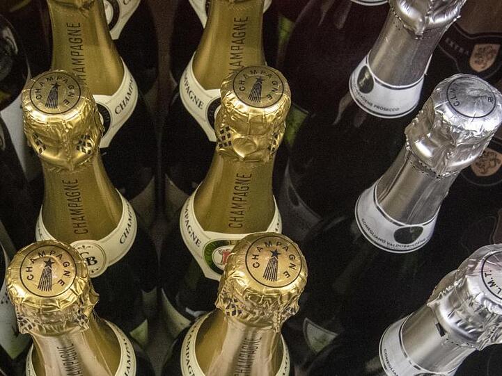 Champagner-Flaschen: Rechtzeitig zum Weihnachtsfest schmücken auch Deutschlands Discounter ihre Filialen mit einem Hauch von Luxus.