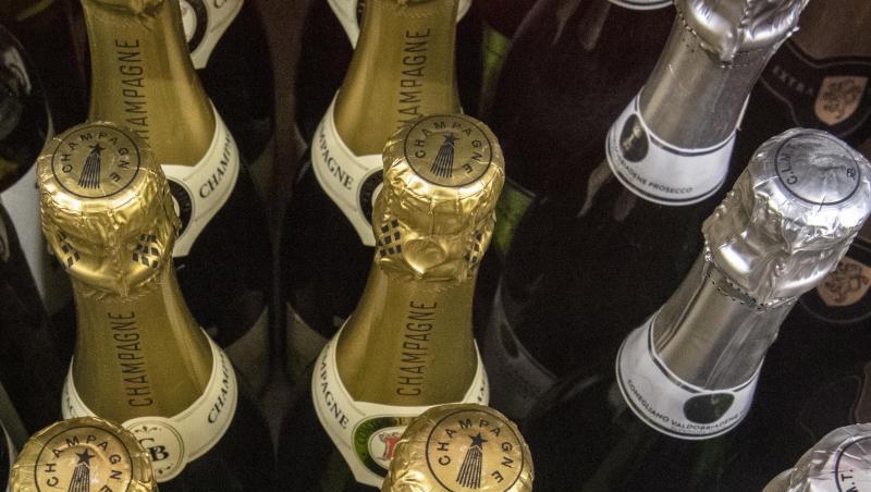 Champagner-Flaschen: Rechtzeitig zum Weihnachtsfest schmücken auch Deutschlands Discounter ihre Filialen mit einem Hauch von Luxus. Champagner-Flaschen: Rechtzeitig zum Weihnachtsfest schmücken auch Deutschlands Discounter ihre Filialen mit einem Hauch von Luxus.