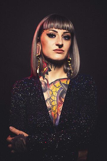 Pam Fatale von Atelier Pam Fatale aus Augsburg hat gegen die Regelung bereits Klage eingereicht: "Aktuell herrscht eine ganz offene Benachteiligung der Tattoostudios in Bayern! Jetzt ist die Zeit zusammenzuhalten und laut zu sein. Ich will nicht mehr länger in Schubladen geschoben werden, in die wir nicht gehören. Ich will aufklären und etwas ändern!"