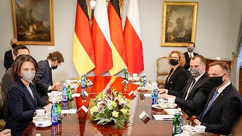 Ukraine-Krise, die Situation an der polnisch-belarussischen Grenze oder Nord Stream 2: An brisanten Themen mangelte es beim Antrittsbesuch von Außenministerin Baerbock in Polen nicht.