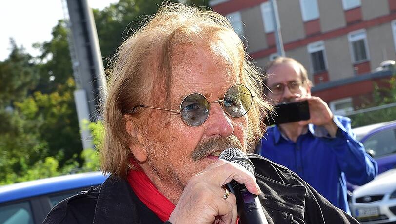 Frank Zander feiert 30-jähriges Jubiläum seines traditionellen Weihnachtsessens für bedürftige Menschen und Obdachlose.