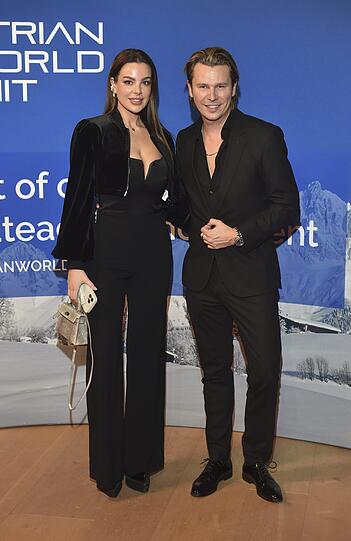 Nadine Mirada und Adi Weiss posierten zusammen für die Fotografen.