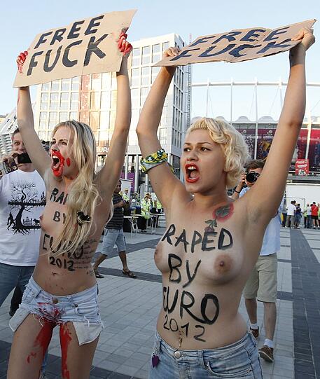 Die Proteste der der radikalen Frauenrechtsgruppe Femen werden immer bizarrer. Hitlergruß. Dildos, Prügeleien: Die Aktivistinnen schrecken vor fast nichts zurück.