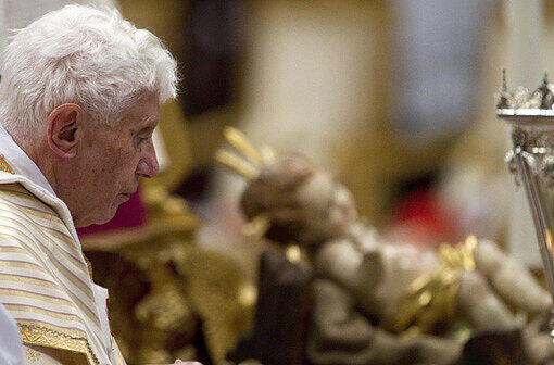 Der Papst hat im Petersdom in Rom die Mitternachtsmesse geleitet