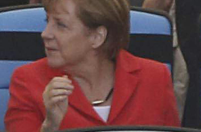 Angela Merkel trägt die "Schland-Kette"