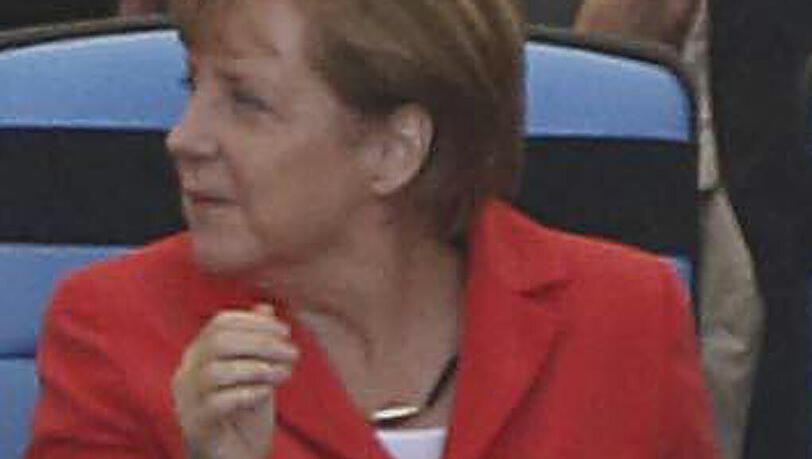 Angela Merkel trägt die "Schland-Kette" Angela Merkel trägt die "Schland-Kette"