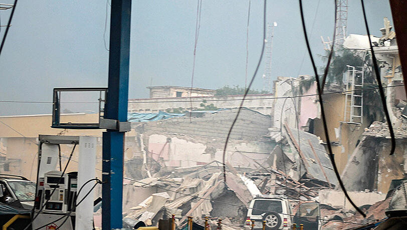 Pure Chaos nach dem Anschlag auf ein Hotel in Mogadischu. Pure Chaos nach dem Anschlag auf ein Hotel in Mogadischu.