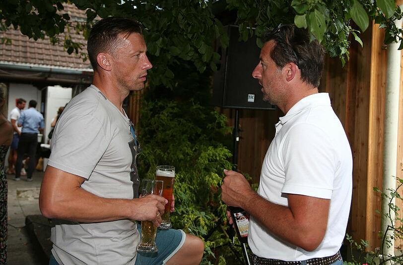Ivica Olic und Kosta Runjaic im Vier-Augen-Gespräch.