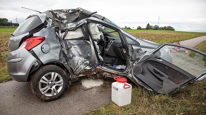Das Auto krachte mit der Beifahrerseite gegen einen Baum und wurde auf den Radweg zurückgeschleudert.
