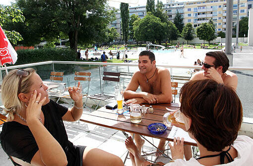 Entspannte Atmosphäre: Auf der Terrasse des Aquamarin kann man gut sitzen und den Blick auf das Prinzregentenbad genießen.