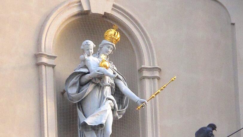 Für viele sind sie "Ratten der Lüfte" doch wie diese Tauben vor der Kirche kuscheln, sieht eigentlich ganz friedlich aus. Für viele sind sie "Ratten der Lüfte" doch wie diese Tauben vor der Kirche kuscheln, sieht eigentlich ganz friedlich aus.