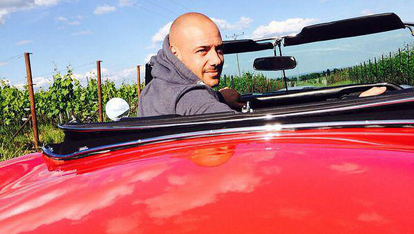 Bei seiner Cabrio-Fahrt vor wenigen Tagen hatte Bachelor Tews noch keine Ahnung, was ihn erwarten würde Bei seiner Cabrio-Fahrt vor wenigen Tagen hatte Bachelor Tews noch keine Ahnung, was ihn erwarten würde