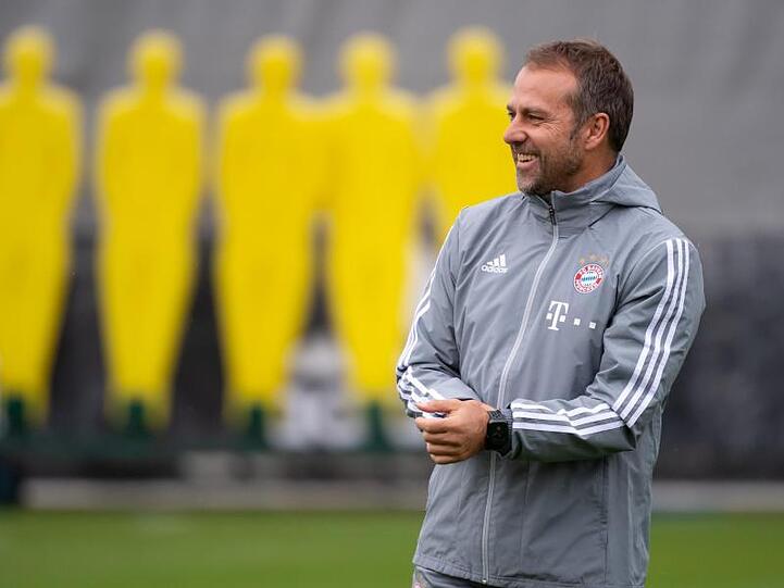 Hansi Flick leitete am Dienstag das Training des FC Bayern.