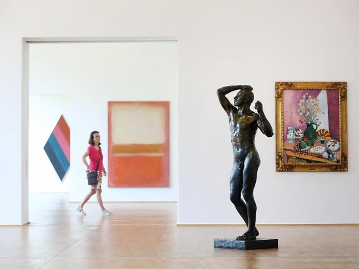 "Stillleben mit Affodillen" 1907 von Henri Matisse (r), ein Bild ohne Titel 1954 von Mark Rathko (2.v.l), das Bild "Skala" 1966 von Kenneth Noland (l) und die Skulptur "Das eherne Zeitalter" 1880 von Auguste Rodin.