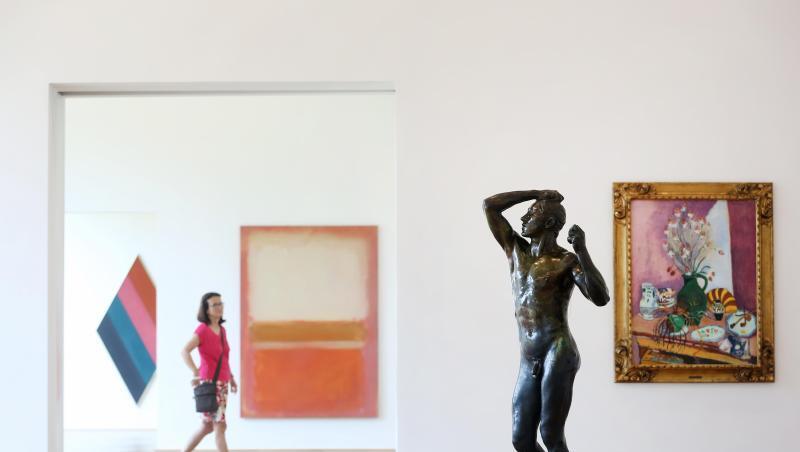 "Stillleben mit Affodillen" 1907 von Henri Matisse (r), ein Bild ohne Titel 1954 von Mark Rathko (2.v.l), das Bild "Skala" 1966 von Kenneth Noland (l) und die Skulptur "Das eherne Zeitalter" 1880 von Auguste Rodin. "Stillleben mit Affodillen" 1907 von Henri Matisse (r), ein Bild ohne Titel 1954 von Mark Rathko (2.v.l), das Bild "Skala" 1966 von Kenneth Noland (l) und die Skulptur "Das eherne Zeitalter" 1880 von Auguste Rodin.