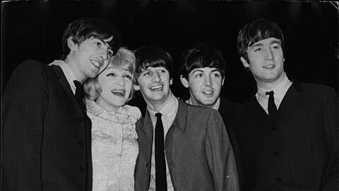 Die Fabulous Four mit berühmten Besuch am 11. November 1963, London: Marlene Dietrich trifft die Beatles bei ihren Proben für die Royal Command Variety Performance im Prince of Wales Theatre, wo die Queen Mom sie erwartete.
