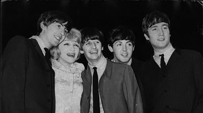 Die Fabulous Four mit berühmten Besuch am 11. November 1963, London: Marlene Dietrich trifft die Beatles bei ihren Proben für die Royal Command Variety Performance im Prince of Wales Theatre, wo die Queen Mom sie erwartete.