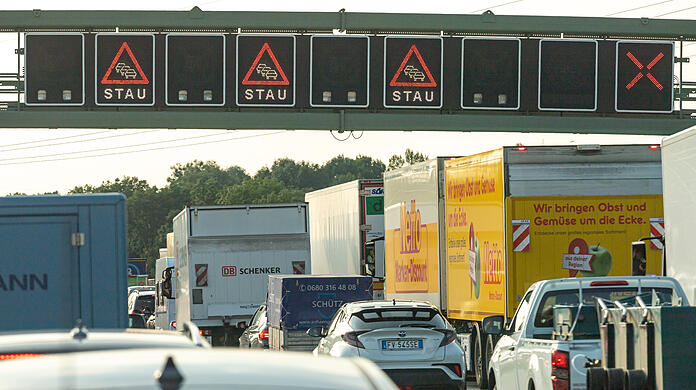 Starker Rückstau nach Unfall: Die Richtungsfahrbahn Salzburg musste zeitweise komplett gesperrt werden, für die Richtungsfahrbahn Nürnberg stand längere Zeit nur ein Fahrstreifen für den Verkehr zur Verfügung. (Symbolbild)