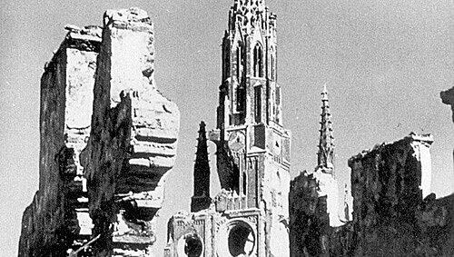 München 1945: Die Stadt liegt nach dem Krieg in Schutt und Asche. München 1945: Die Stadt liegt nach dem Krieg in Schutt und Asche.