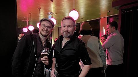 Carsten Fay (r.) und Maximilian Heisler eröffneten am Donnerstag das Roody am Candidplatz. Vergangene Woche haben sie mit Freunden schon mal geprobt.