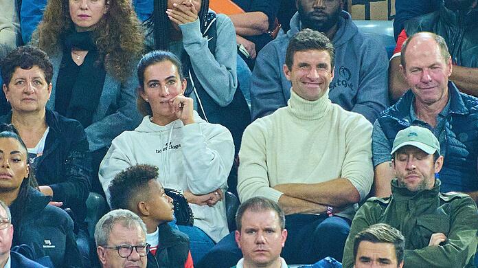 Lisa und Thomas Müller, hier bei einem FC-Bayern-Spiel 2022, haben in München beim Konzert von Apache 207 gemeinsam gefeiert.