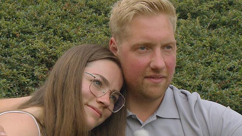 Jennifer und Daniel kommen sich näher. Jennifer und Daniel kommen sich näher.