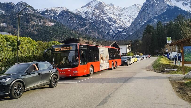 Stau vor der oberbayerischen Bergkulisse. Auch die neue Buslinie 323 f&uuml;r Ausfl&uuml;gler von Garmisch zum Eibsee muss warten.