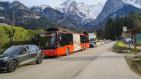 Stau vor der oberbayerischen Bergkulisse. Auch die neue Buslinie 323 f&uuml;r Ausfl&uuml;gler von Garmisch zum Eibsee muss warten.