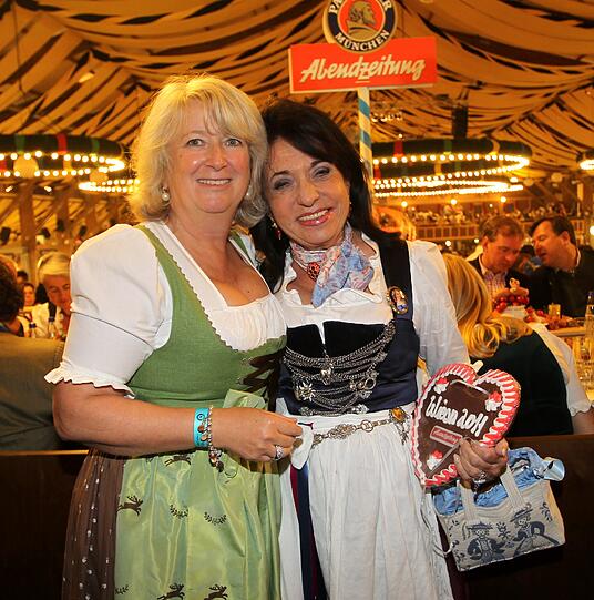 Regine Sixt mit AZ-Landtagskorrespondentin Angela Böhm.