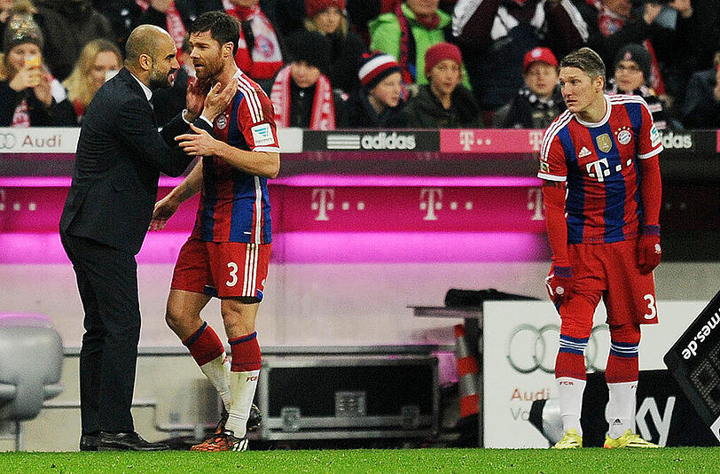 Deutliche Anweisungen: Pep Guardiola mit Xabi Alonso, von rechts sieht Bastian Schweinsteiger zu.