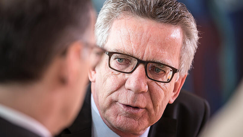 Bundesinnenminister Thomas de Maiziere vor Beginn einer Kabinettssitzung im Gespräch mit Bundesjustizminister Heiko Maas.