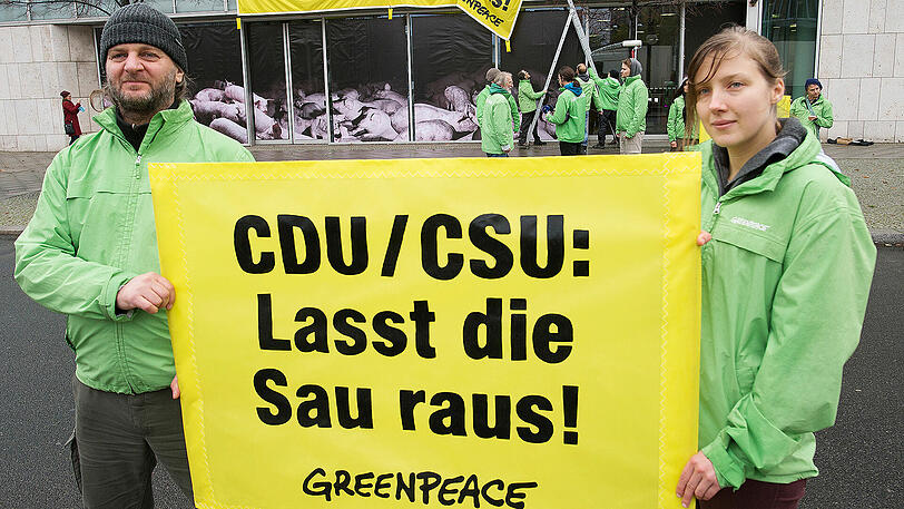 Greenpeace-Aktivisten demonstrieren in Berlin vor der CDU-Zentrale für ein Umdenken in der Agrarpolitik.