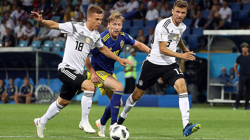 Der FC Bayern kassiert unter anderem für seine Spieler Joshua Kimmich (l.) und Thomas Müller (r.) eine WM-Abstellungsprämie.