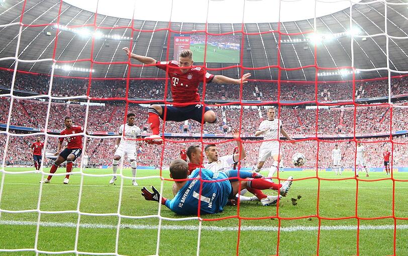 JOSHUA KIMMICH, NOTE 3: Bei Bayern bleibt der 23-Jährige Rechtsverteidiger &ndash; obwohl er es ja auch auf der Sechs sehr gut kann. Hielt Robben den Rücken frei, stürmte auch immer wieder mit nach vorne. Schlug gute Standards.