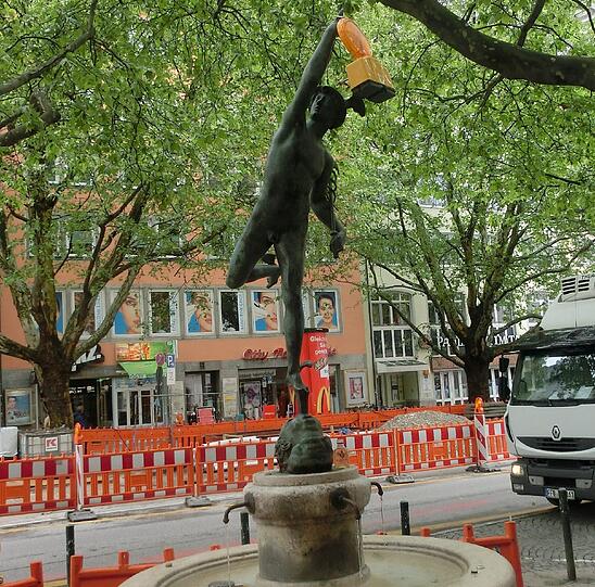 Der Merkurbrunnen im Tal wurde von Witzbolden verschönert.