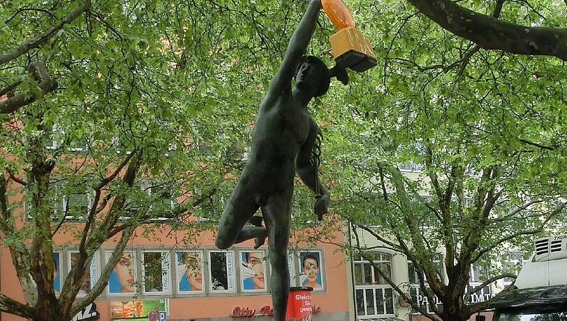 Der Merkurbrunnen im Tal wurde von Witzbolden verschönert. Der Merkurbrunnen im Tal wurde von Witzbolden verschönert.