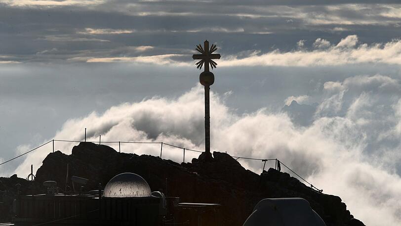 Deutschlands wohl bekanntestes Gipfelkreuz: Das der Zugspitze auf 2.962 Metern.