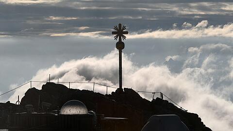 Deutschlands wohl bekanntestes Gipfelkreuz: Das der Zugspitze auf 2.962 Metern.