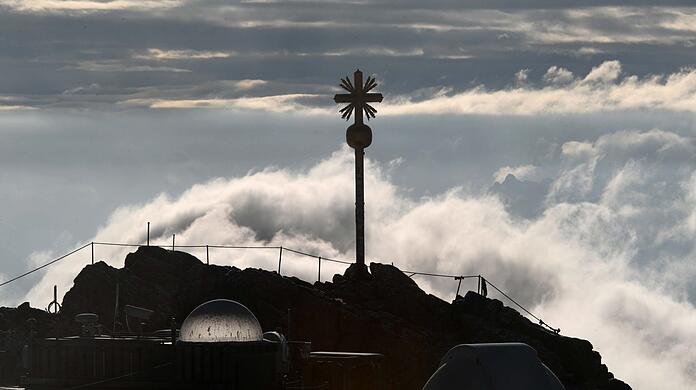 Deutschlands wohl bekanntestes Gipfelkreuz: Das der Zugspitze auf 2.962 Metern.