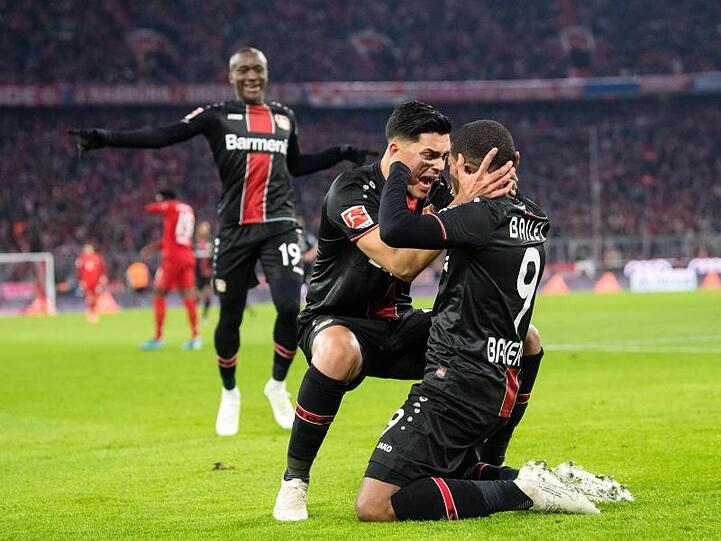 Leverkusens Leon Bailey (r) und Nadiem Amiri feiern Baileys Treffer zum 1:0.