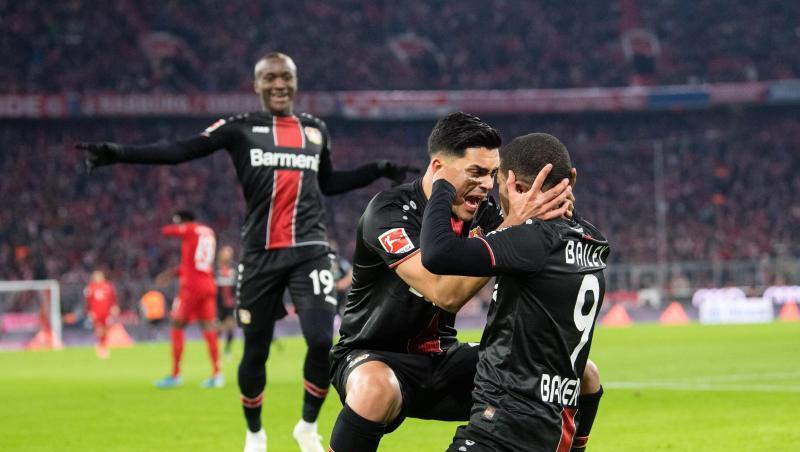 Leverkusens Leon Bailey (r) und Nadiem Amiri feiern Baileys Treffer zum 1:0. Leverkusens Leon Bailey (r) und Nadiem Amiri feiern Baileys Treffer zum 1:0.