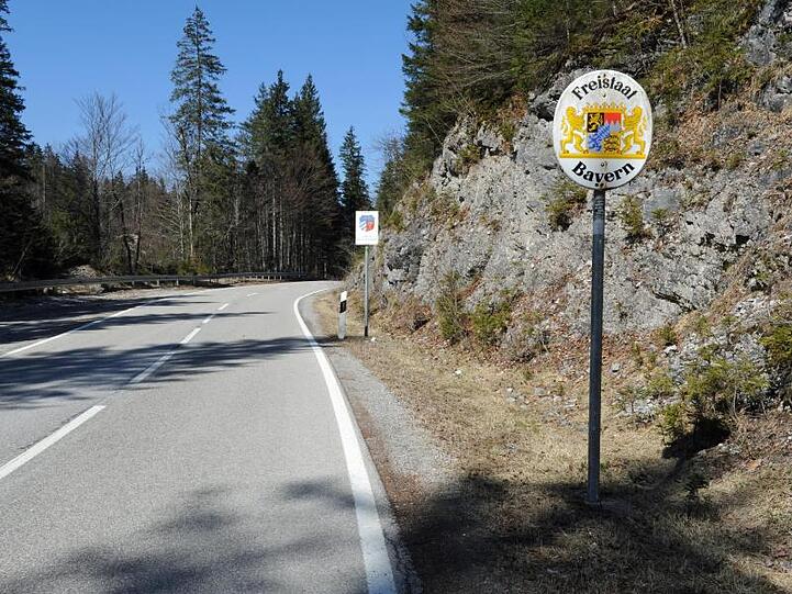 Dieses Schild weist auf den gesperrten Grenzübergang hin. Foto: Ursula Düren/dpa/Archivbild