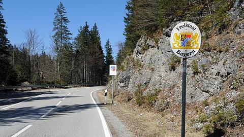Dieses Schild weist auf den gesperrten Grenzübergang hin. Foto: Ursula Düren/dpa/Archivbild