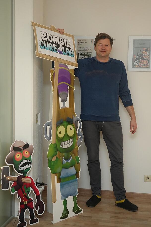Thera Bytes Geschäftsführer Thorsten Feldmann ist schon ein wenig nervös, wie sich das Computerspiel Zombie Cure Lab am Markt behauptet - denn damit würde er auch der Forschung helfen. Thera Bytes Geschäftsführer Thorsten Feldmann ist schon ein wenig nervös, wie sich das Computerspiel Zombie Cure Lab am Markt behauptet - denn damit würde er auch der Forschung helfen.