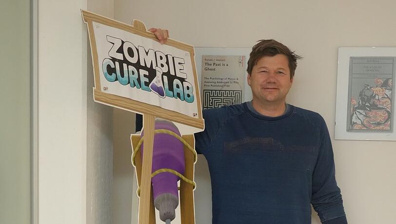 Thera Bytes Geschäftsführer Thorsten Feldmann ist schon ein wenig nervös, wie sich das Computerspiel Zombie Cure Lab am Markt behauptet - denn damit würde er auch der Forschung helfen. Thera Bytes Geschäftsführer Thorsten Feldmann ist schon ein wenig nervös, wie sich das Computerspiel Zombie Cure Lab am Markt behauptet - denn damit würde er auch der Forschung helfen.
