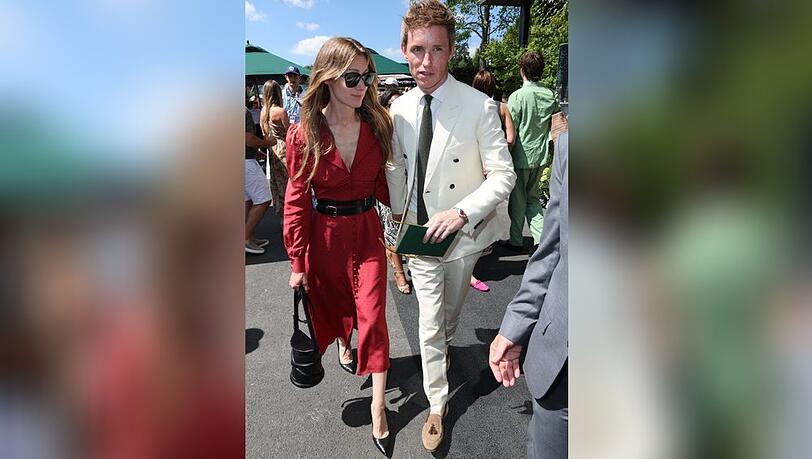 Eddie Redmayne kam in einem hellen Anzug zum Tennisturnier.