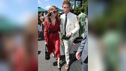 Eddie Redmayne kam in einem hellen Anzug zum Tennisturnier.